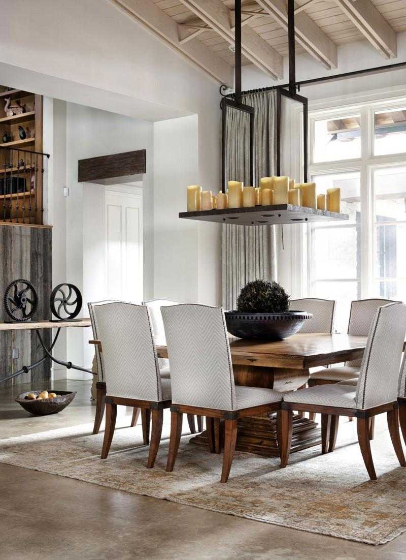 matsal-interiör-rustikt-matbord-trä-stoppade stolar-ljuskrona-ljus