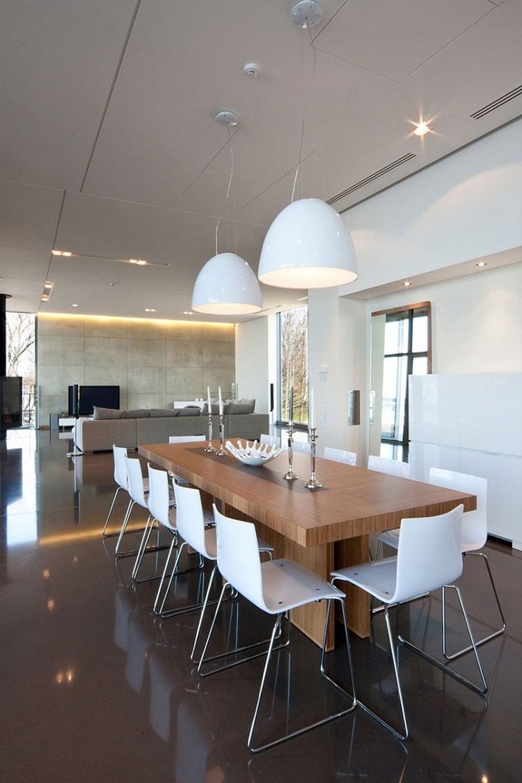 matsal-design-vita-stolar-rektangulärt-trä-matbord-vit-taklampor