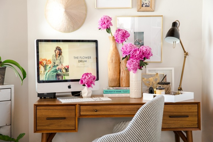 idéer-för-vår-dekoration-rosa-blomma-vaser-modern-bordslampa