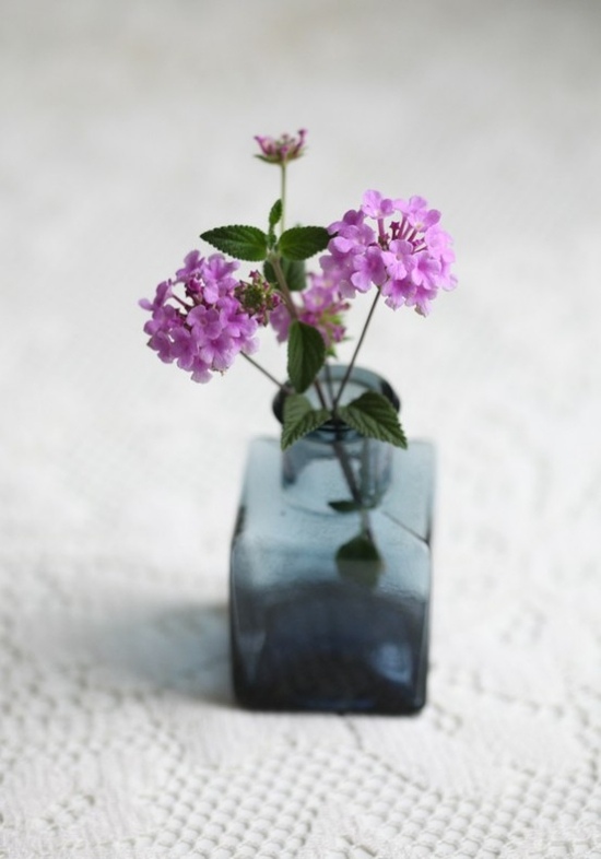 Lila blommor bordsdekoration våridéer