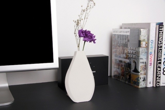 Skrivbord svart vas vita blommor vårdekoration