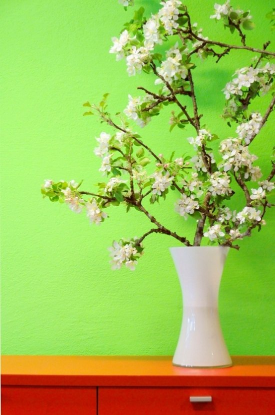 Vårdekoration idéer bukett blommor kitsch grenar grön vägg design