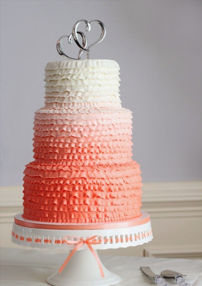 ombre-multi-tiered-bröllop-tårta-pastell-färger-krona-hjärtan