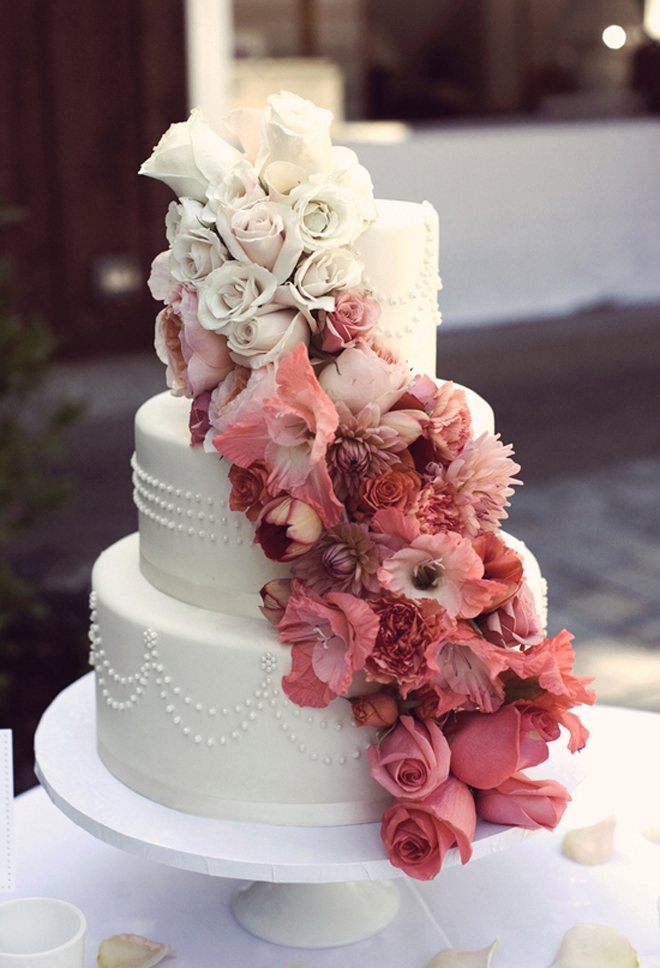 dekoration-bröllop-tårta-känsliga-blommor-gjorda-av-fondant-mästerverk