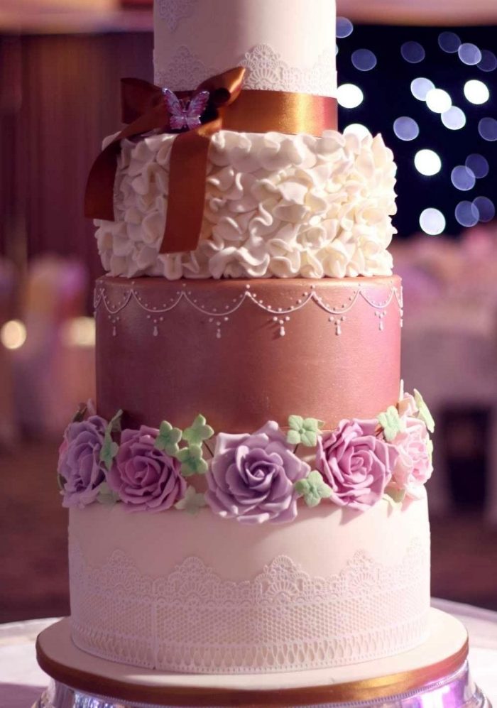 idéer-för-bröllop-tårta-dekorationer-spets-blomma-blommor-gjord-av-fondant