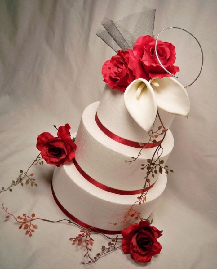 tornformad-tårta-bröllop-enkel-prydnad-calla-röd-ros-blommor