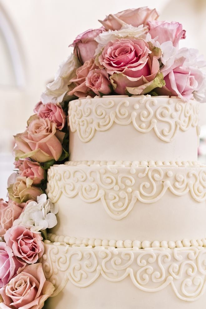 romantisk-bröllop-tårta-blomma-dekoration-känsliga-rosenblad