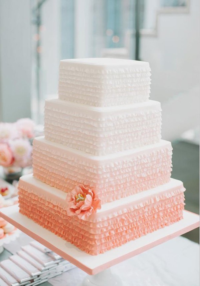 Tornformad-bröllop-tårta-enkel-dekoration-ombre-tårta-omslag