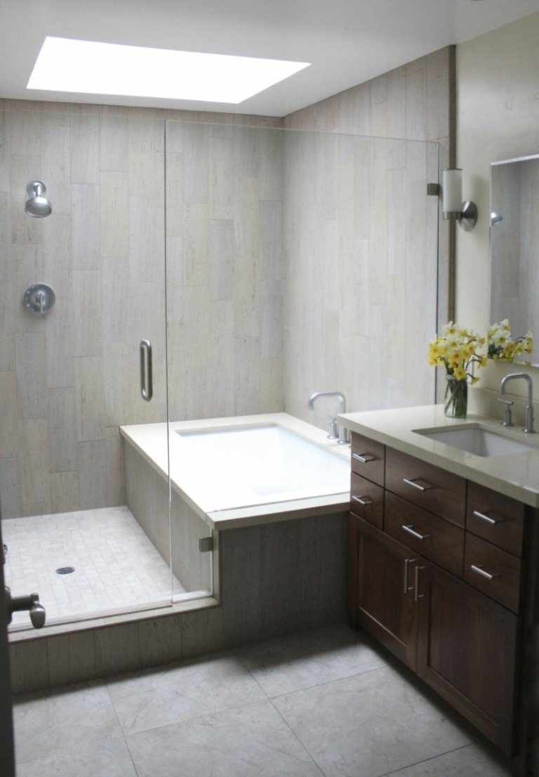 rymdbesparande badkar våtrum idé dusch grå design glasvägg
