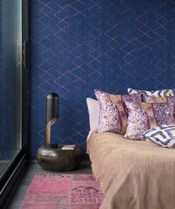 Tapet dekorerar sovrum på ett elegant och modernt sätt