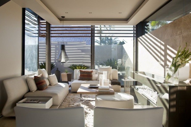 modernt-vardagsrum-neutralt-färger-dagsljus-fönster-vägg-natursten