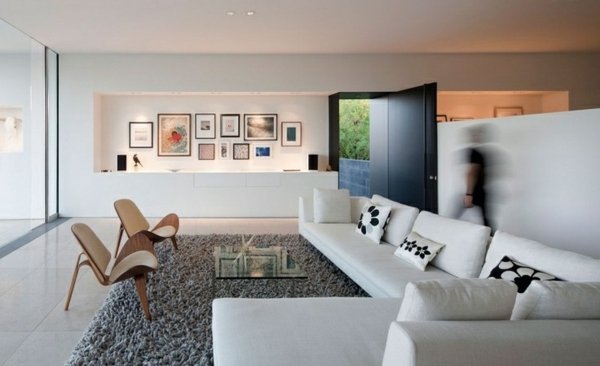 Vardagsrum vägg enhet design trä stolar vit soffa