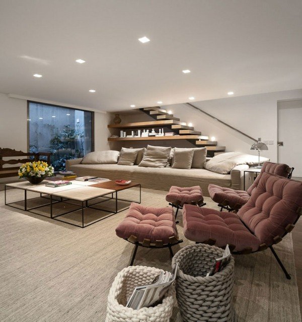 Korgar beige vardagsrum soffbord design trappor trä