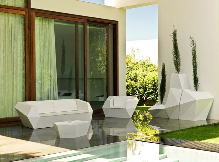 utemöbler-abstrakt-soffa-trä-soffbord-fåtölj-terrass-inredning