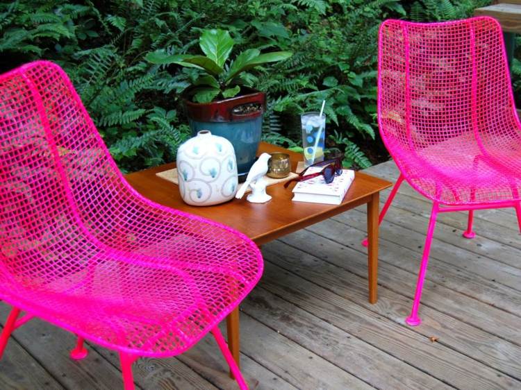utemöbler-neon-rosa-metall-stolar-sidobord-minimalistisk