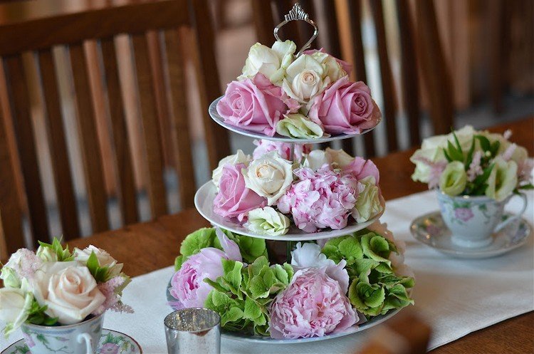 bordsdekoration-påsk-rosor-pioner-grön-hortensia-etagere