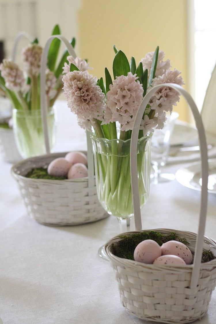 bordsdekoration-påsk-korgar-mossa-vita-hyacinter