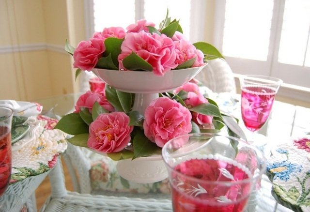tårta i vintage stil med blomsterarrangemang för påskdekorationer