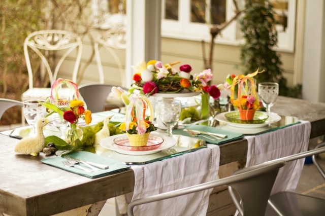 Blommor som ordnar trädgårdsbord grön vit bordsduk