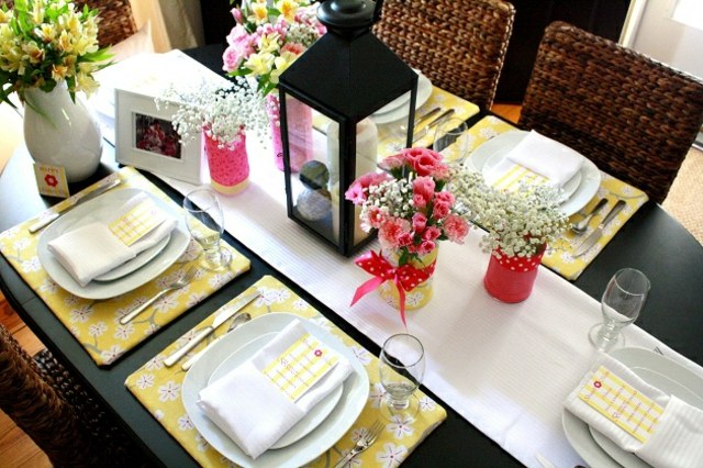 Blommor bordslykta bordslöpare vit färg gul