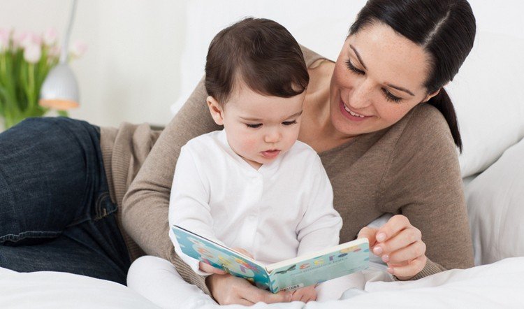 inomhusaktiviteter som läser upp till 1 år gamla babyböcker