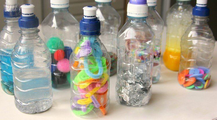 inomhusaktiviteter bebisar 1 år gamla sensoriska flaskor DIY