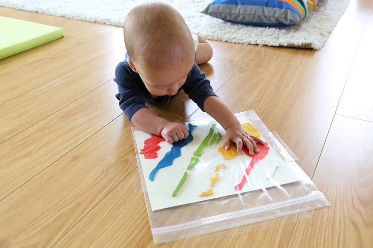inomhusaktiviteter 1 år gammalt barn ren målning idé