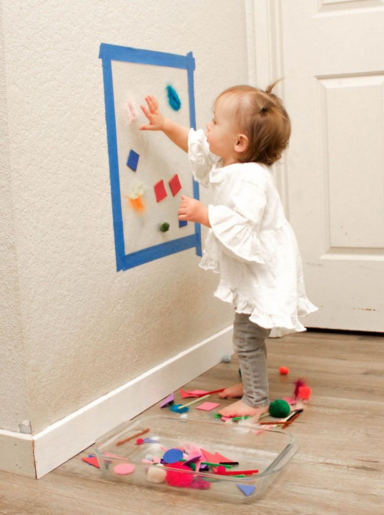 inomhusaktiviteter 1 år gamla barn skapar självhäftande vägg