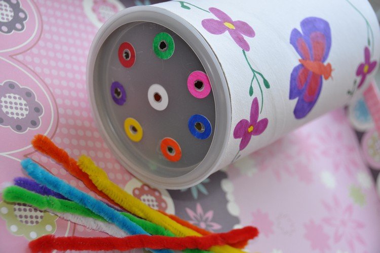 inomhus aktiviteter småbarn trådar spel piprensare färgglada
