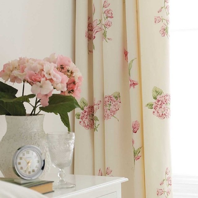 idéer till gardiner rosa floristiska motiv vasblommor
