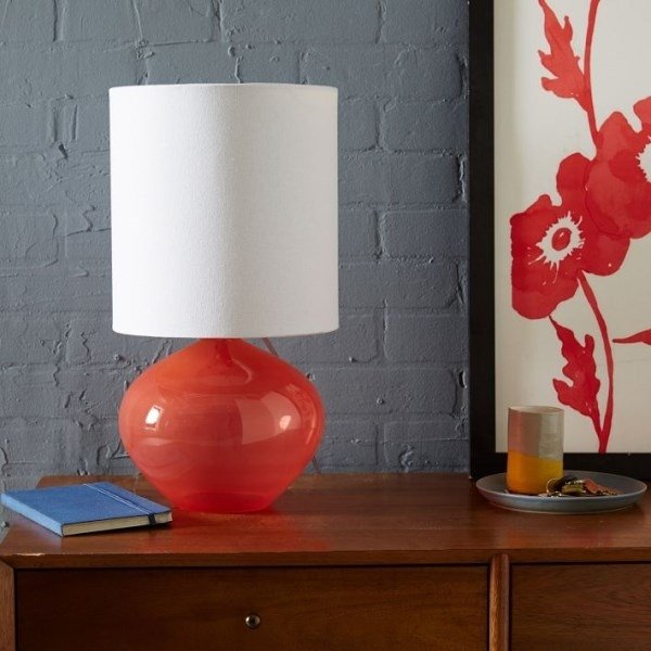 Frostat glas-bordslampa-röd-bas-somriga-dekorer-för-sovrum
