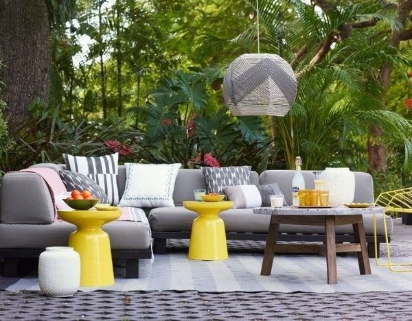 trädgård-sommar-möbler-deco-idéer-soffa-kuddar-starkt-gult-bord