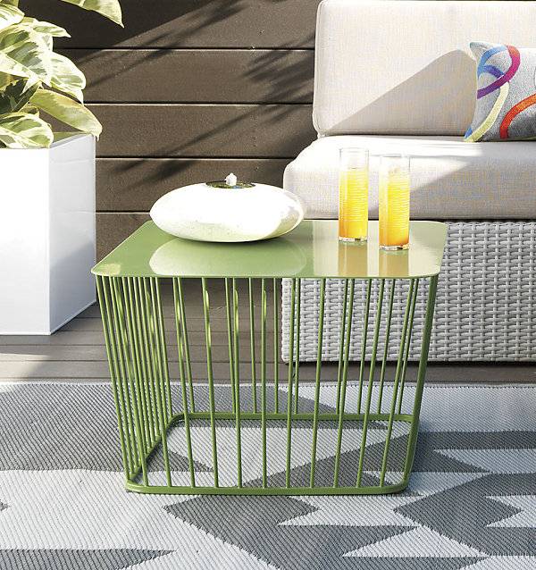 grön-trädgård-bord-metall-matta-för-utomhus-sommar-idéer
