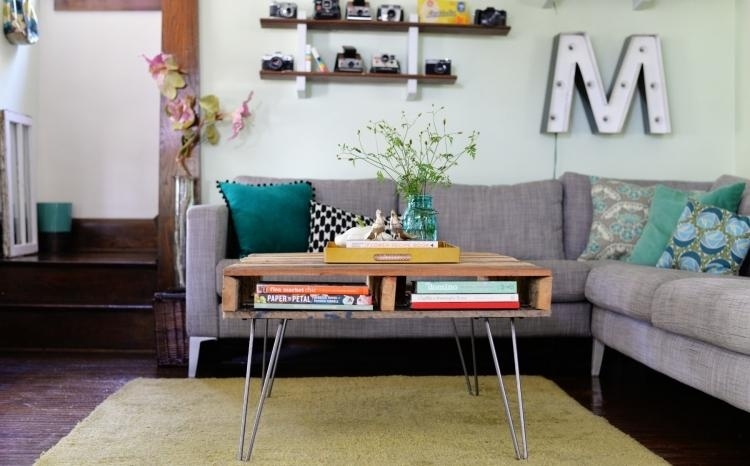 Euro-pall-interiör-vardagsrum-soffbord-hörnsoffa-grå-klädsel-kudde-matta-väggdekoration