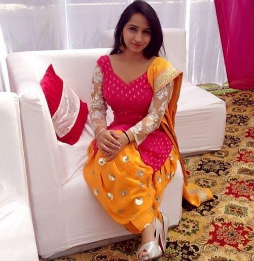 Vaaleanpunainen ja keltainen Punjabi Salwar -puku