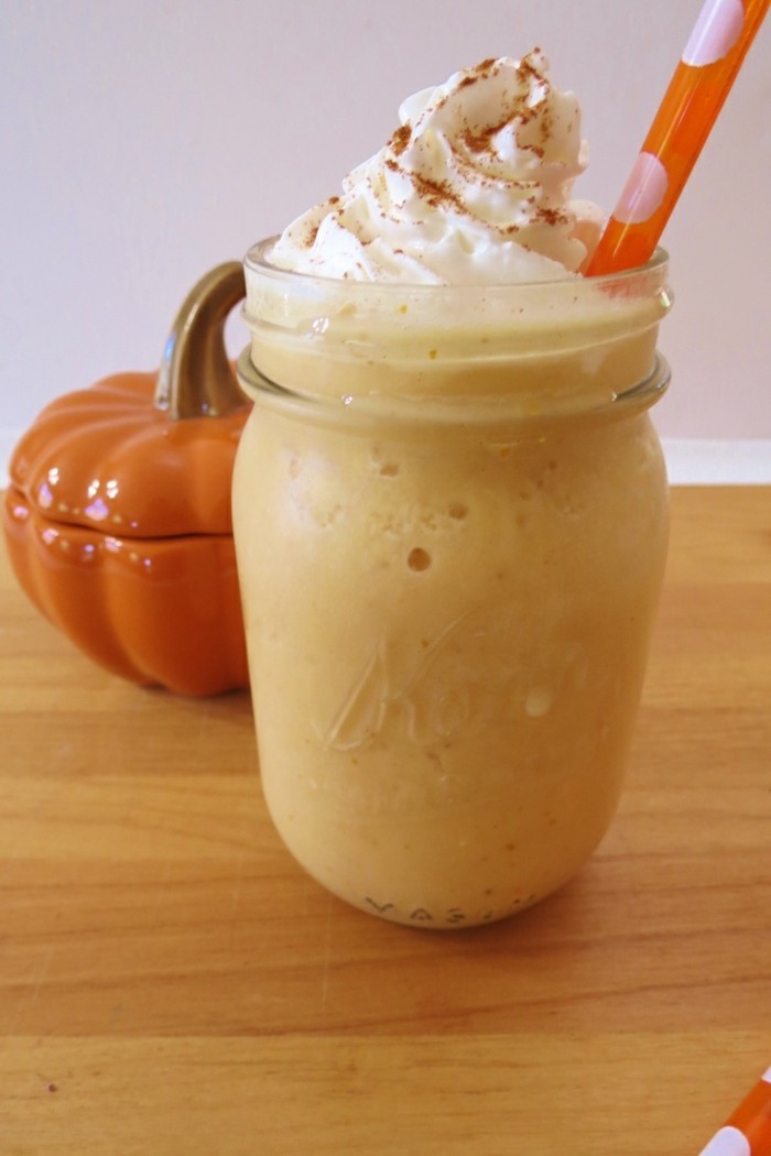 Keramisk pumpakaramell frappuccino med vispad grädde