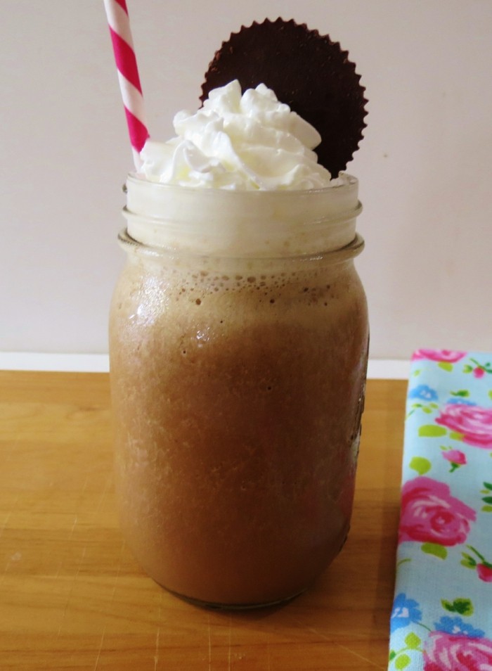 Jordnötter-frappe-med-chokladisat kaffe