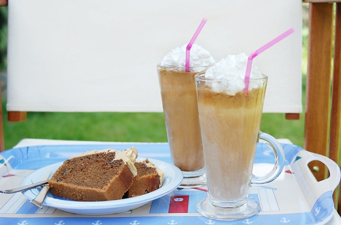 Is-kaffe-med-vanilj-sirap