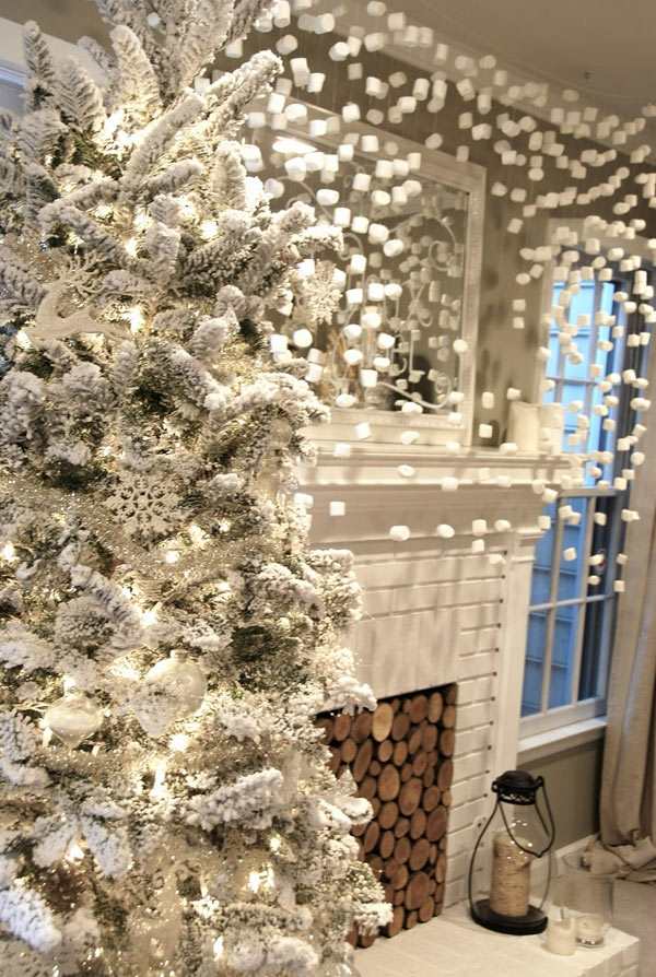 snygg dekoration i vit öppen spis som hänger upp den vita julgranen