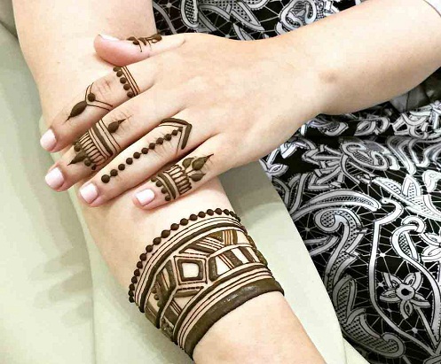 mehandi malleja sormille