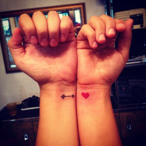 Τατουάζ ζευγαριών καρδιάς και βέλους στον καρπό