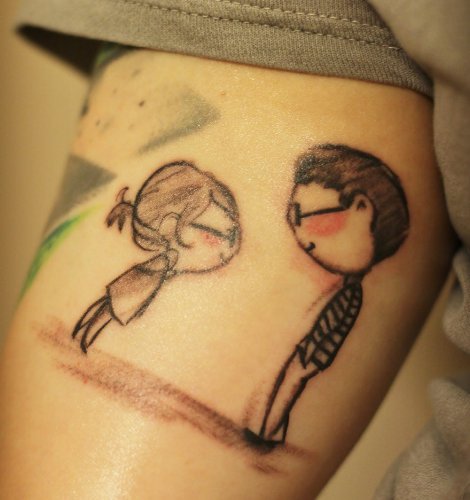 Αγόρι και κορίτσι ζευγάρι τατουάζ στο μπράτσο