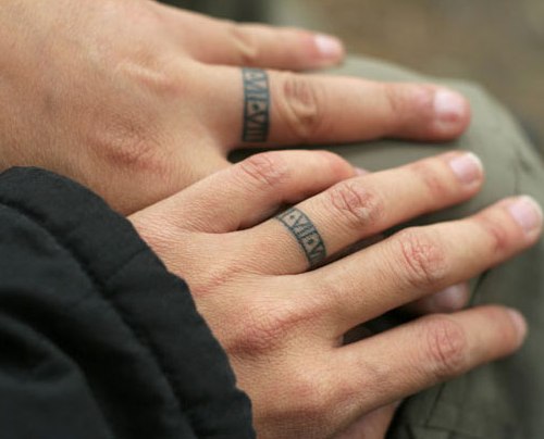 μικρά δαχτυλίδια τατουάζ για ζευγάρι