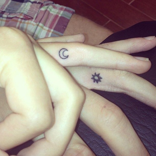 Τατουάζ ζευγαριού ήλιου και φεγγαριού στα δάχτυλα