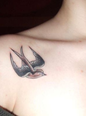kyyhkynen olkapään tatuointi