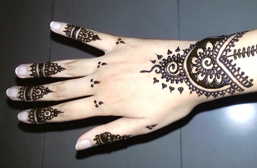 mehndi -tatuointimallit kädelle