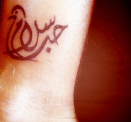 Αραβικά τατουάζ γραφής στον καρπό - Ειρήνη & αγάπη