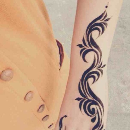Αραβικό σχέδιο με μαύρο τατουάζ Henna