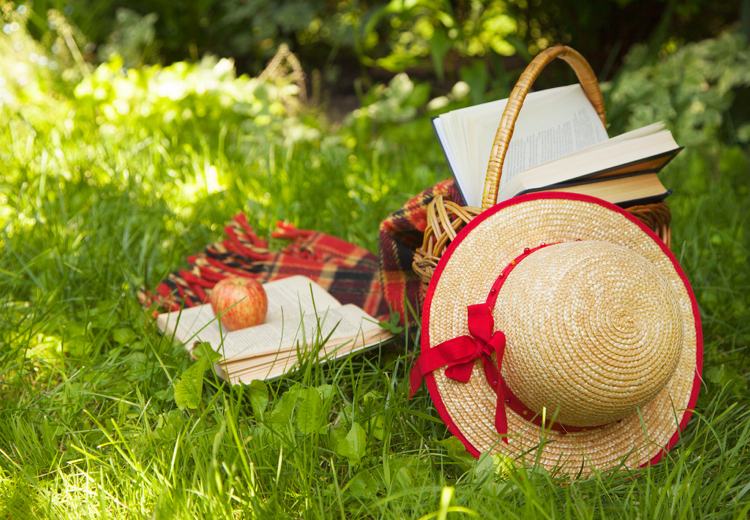 picknick-idéer-checklista-filt-korg-äng-bok-hatt
