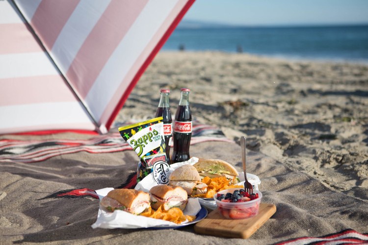 picknick-idéer-checklista-sommar-strand-smörgås-frukt